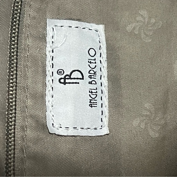 Stylish Gray Shoulder Bag with Gold Accents - Picture 8 of 9